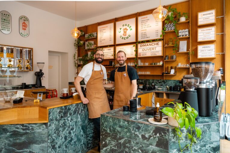 caf&eacute; &ccedil;a passe cr&egrave;me avec les deux propri&eacute;taire
@Raphael Dupertuis