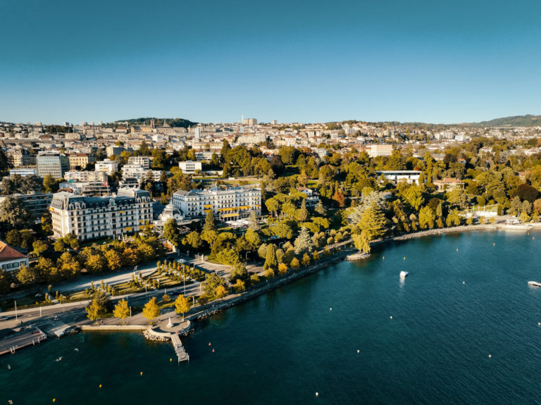 Campagne Suisse Tourisme 2023.Vue generale sur Lausanne les quais d'Ouchy Le Beau-Rivage Palace et le lac Leman.
